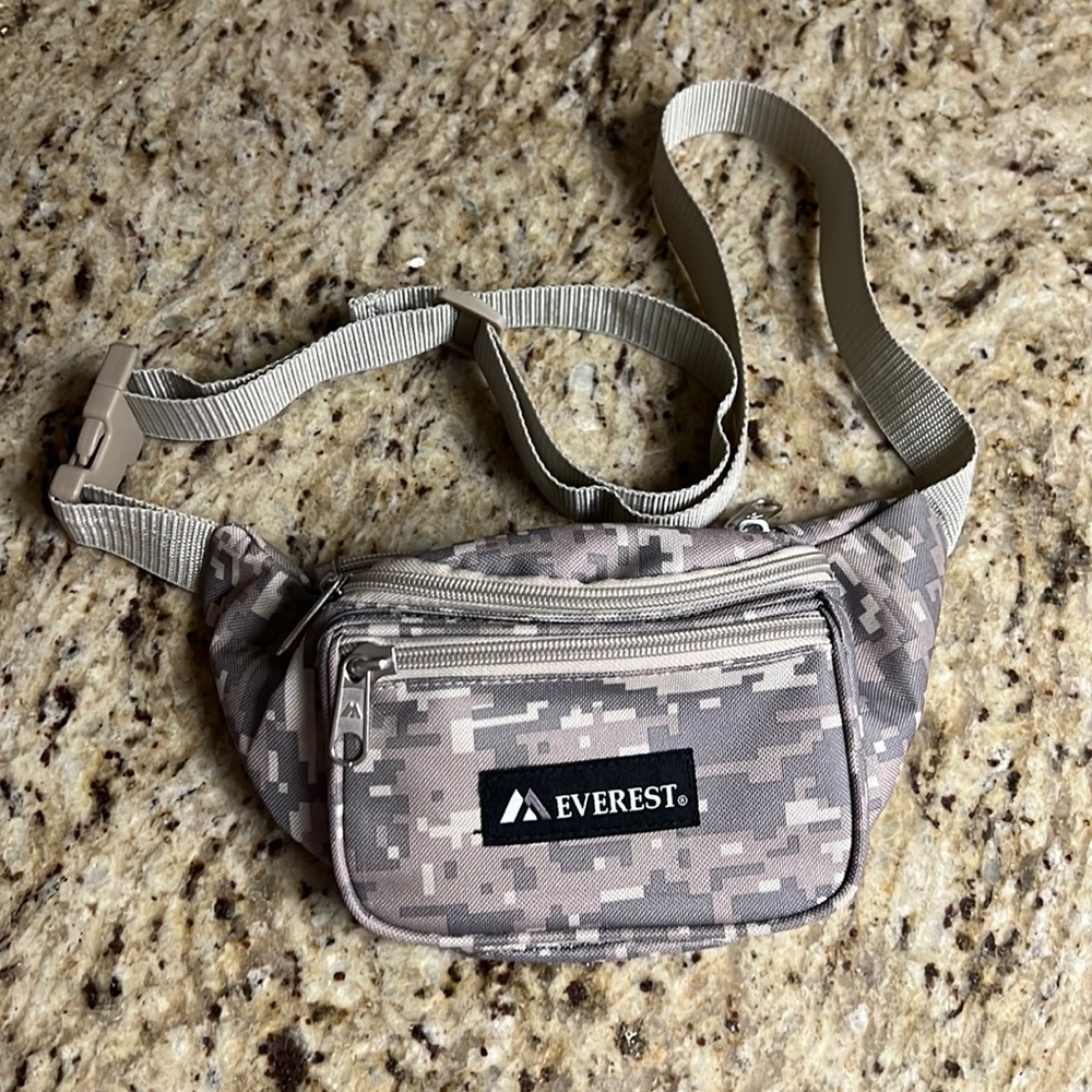 Everest digi camo belt bag